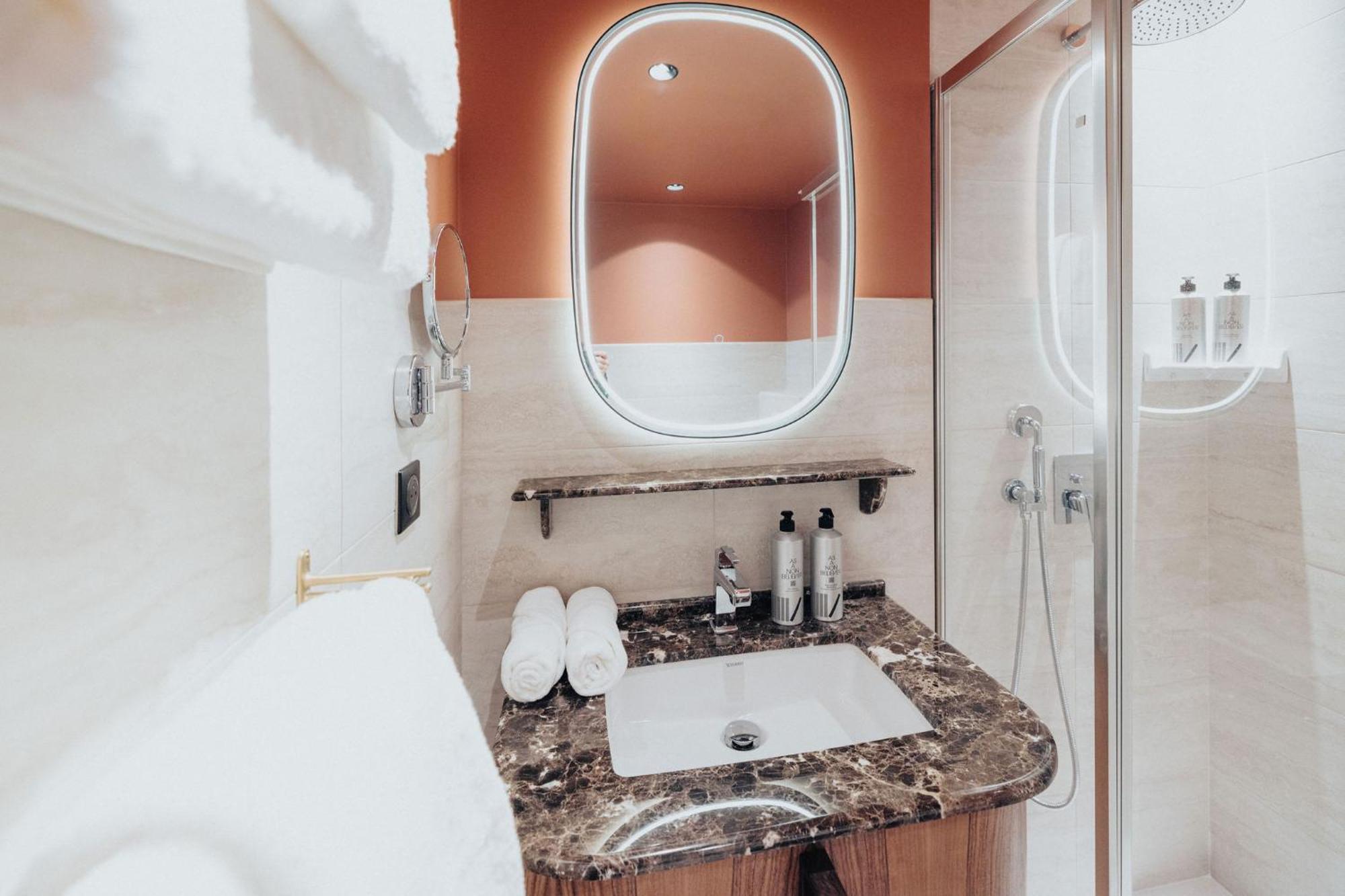 1.75 Paris La Treve Hotel Екстериор снимка
