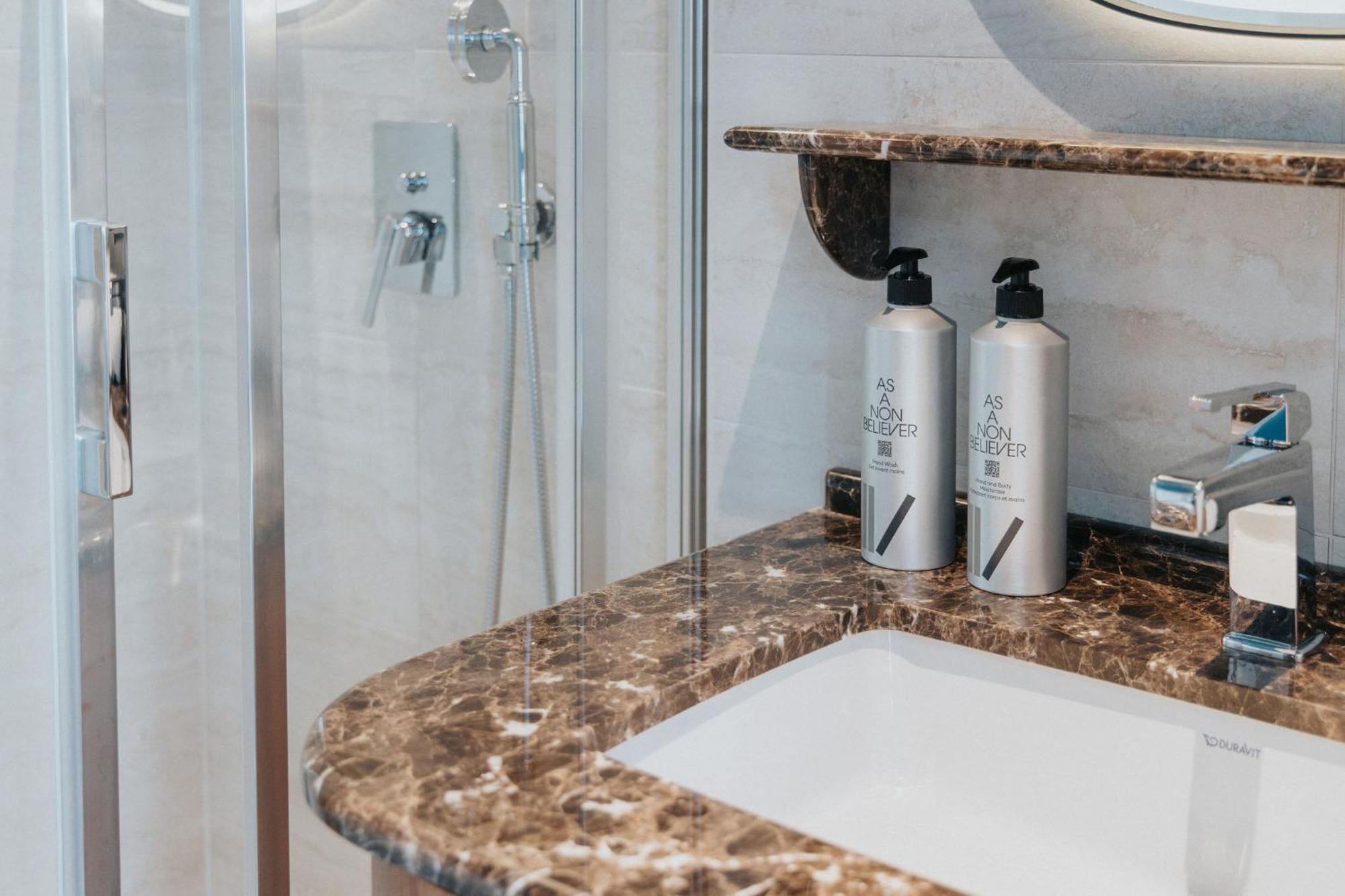 1.75 Paris La Treve Hotel Екстериор снимка